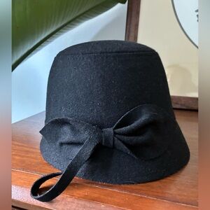 NWOT Felt Bucket Hat with Bow Black